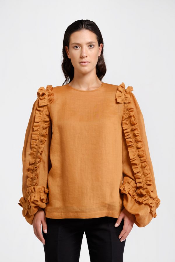 Trame di Stile: blouse in ocher-colored nettle. Comfortable and elegant, this garment represents the right balance between ethic and aesthetic.